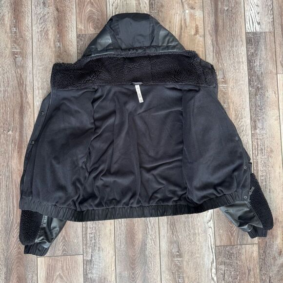 Alo Yoga Sherpa Utility Gear Jacket - Picture 5 of 8